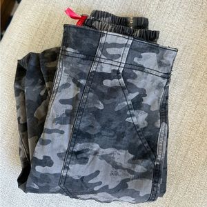 NEW Spanx Mid-Rise Cargo Joggers